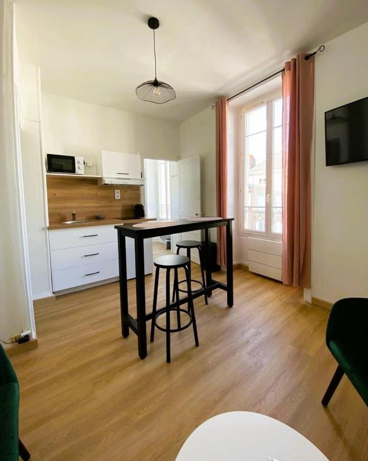 Au Coeur De Ville Λαβάλ Δωμάτιο φωτογραφία
